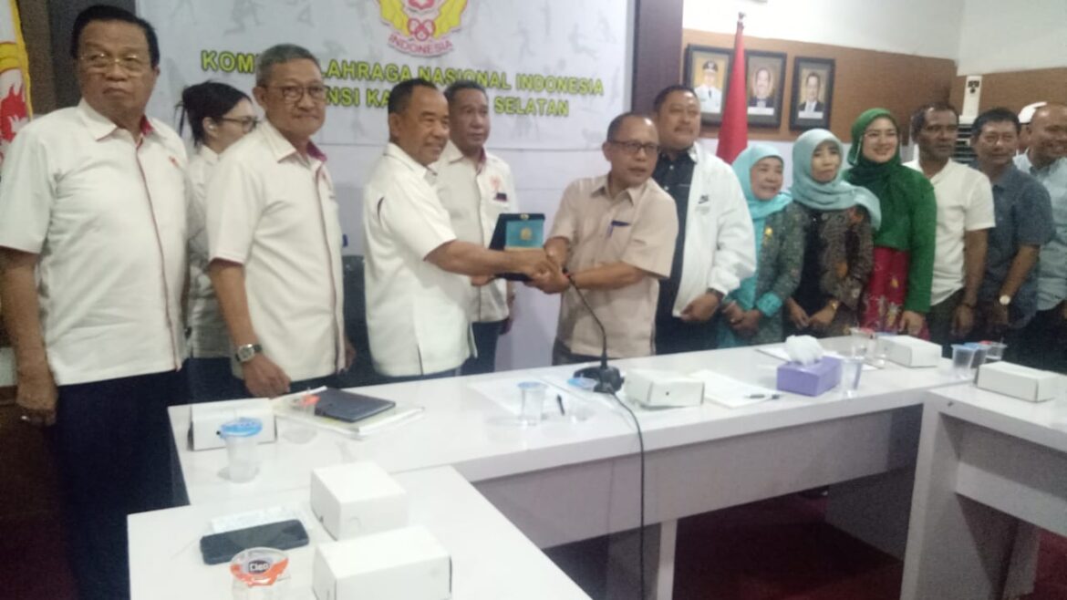 Pengurus KONI Kalsel menerima kunjungan utusan KONI, Komisi E DPRD, dan Dispora Jatim, Selasa (6/8/2024) siang di Sekretariat KONI Kalsel, Banjarmasin. (foto: Tolah/brt)
