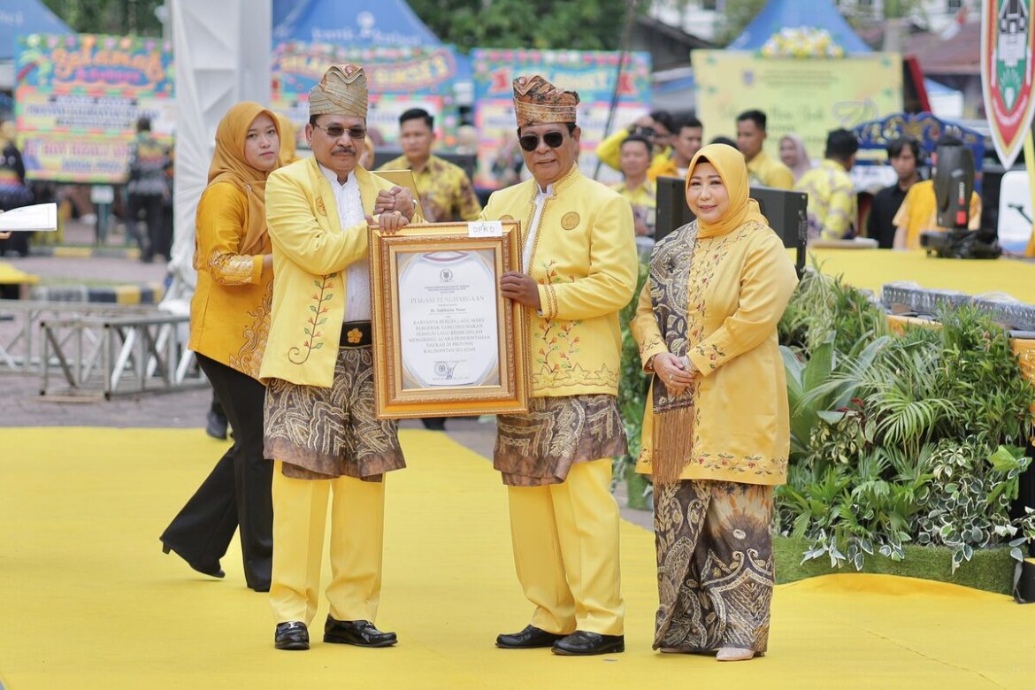 Gubernur Kalsel H Sahbirin Noor karib disapa Paman Birin saat menerima penghargaan dari wakil rakyat Rumah Banjar yang diserahkan oleh Ketua DPRD Provinsi Kalsel Dr (HC) H Supian HK, SH, MH.(foto : humasdprdkalsel)