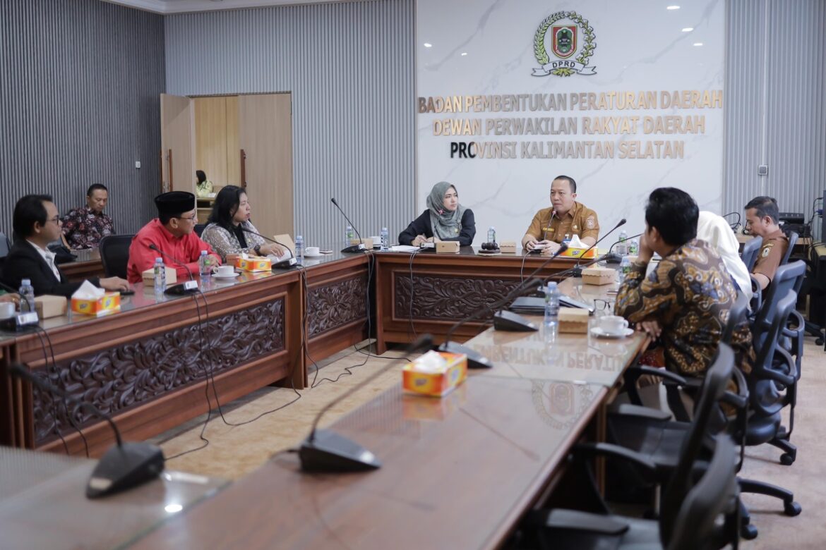Kabag Persidangan dan Perundang-Undangan Sekretariat DPRD Provinsi Kalsel HM Andri Yuzhar, S.S.T.P, MIP saat menerima kedatangan rombongan Bapemperda DPRD Provinsi Jatim.(foto : humasdprdkalsel)
