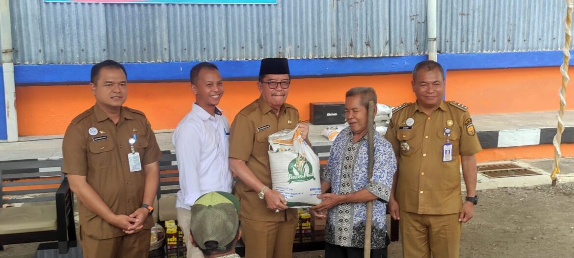 Wabub HST penyerahan beras secara simbolis kepada masrakat Haruya