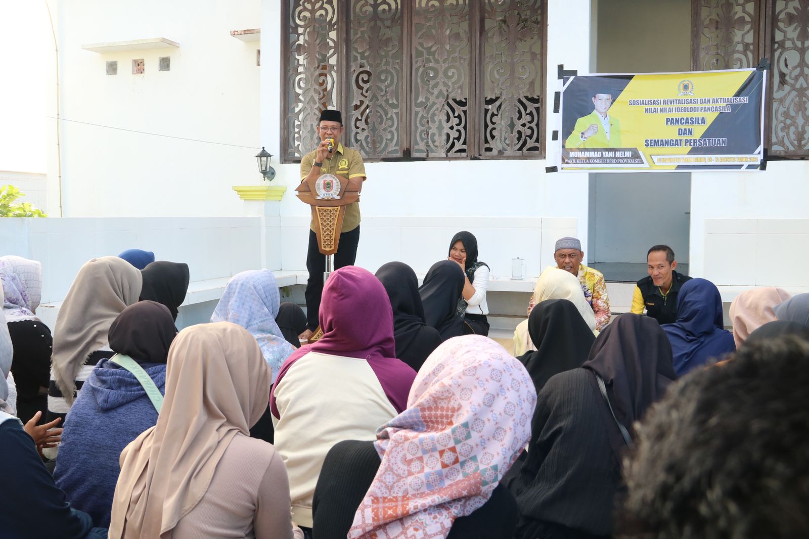 Warga masyarakat Desa Hidayah Makmur Kecamatan Simpang Empat Kabupaten Tanbu saat menghadiri Sosialisasi Revitalisasi Aktualisasi Nilai-nilai Ideologi Pancasila.(foto : ist)