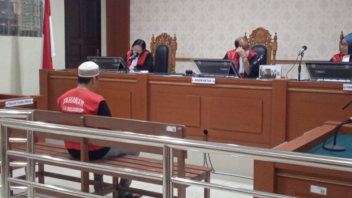Kurir sabu Mahdianor saat mendengarkan tuntutan JPU dari Kejati Kalsel dihadapan ketua majelis hakim Suwandi SH.
