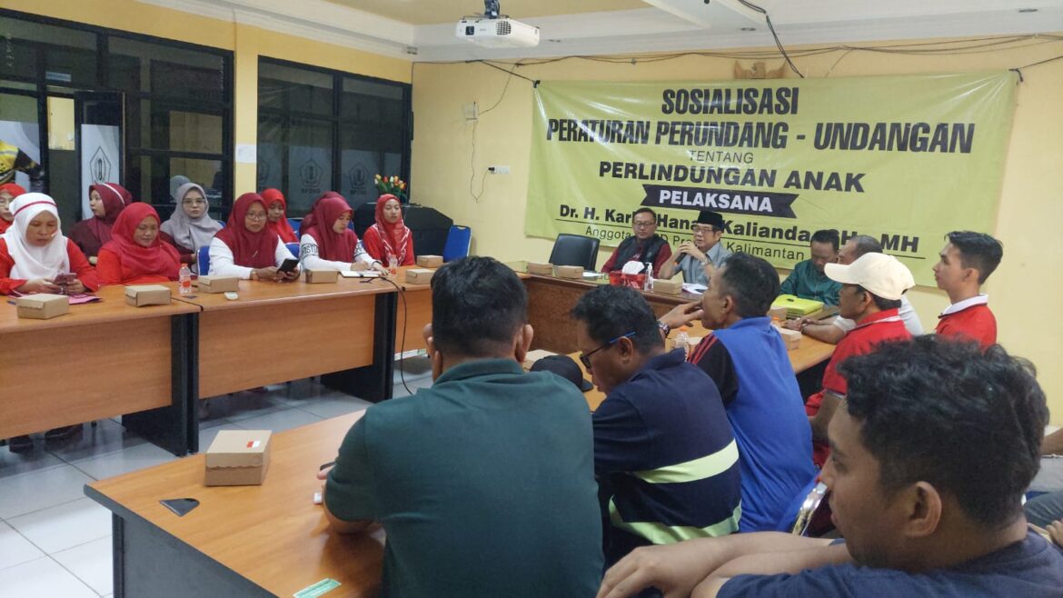 Suasana Sosialisasi/Penyebarluasan Peraturan Perundangan tentang Perlindungan Anak yang dilaksanakan anggota Komisi II DPRD Provinsi Kalsel Dr H Karlie Hanafi Kalianda, SH, MH di Kantor BP2RD Kabupaten Batola di Marabahan, Jumat (16/8/2024).(foto : ist)