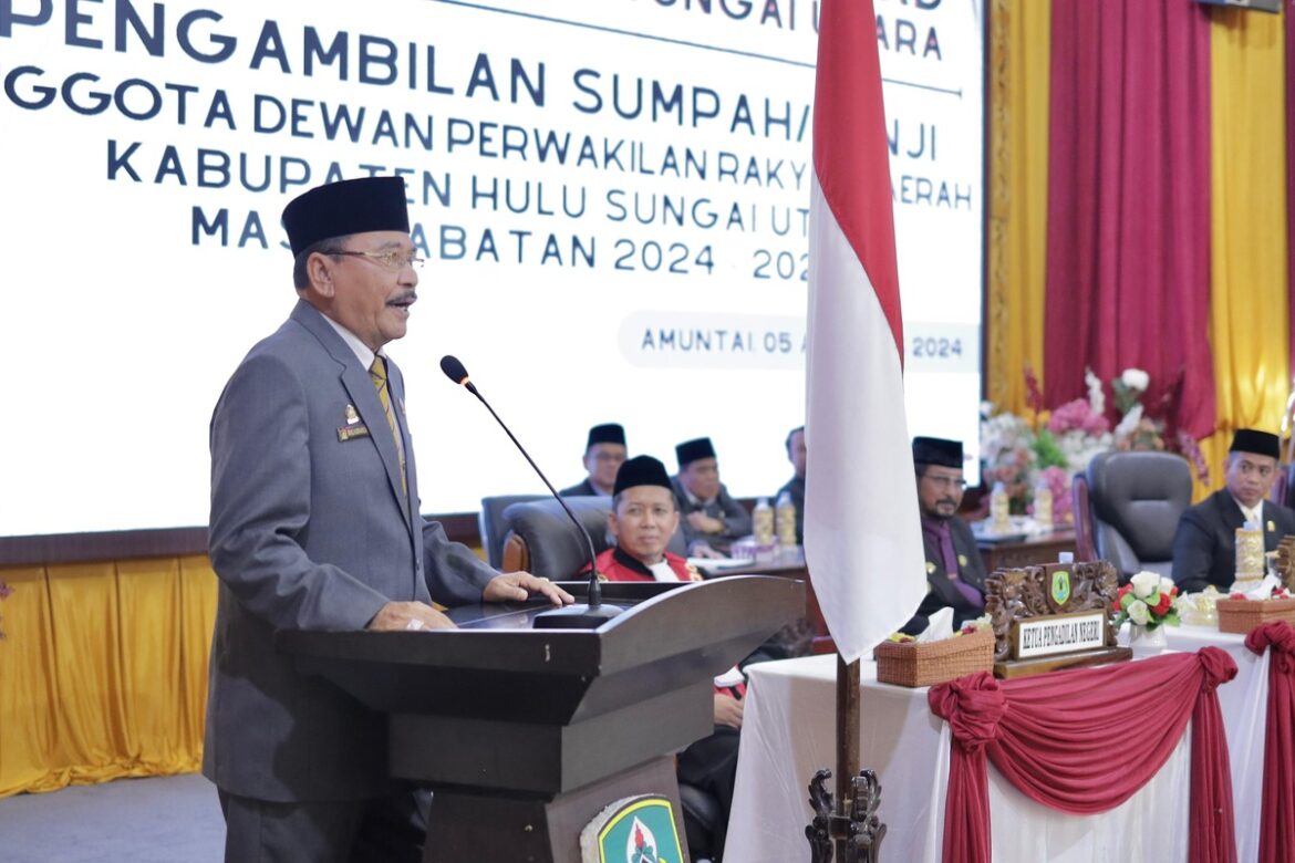Ketua DPRD Provinsi Kalsel Dr (HC) H Supian HK, SH, MH menyampaikan sambutan di acara pengucapan sumpah/janji 30 anggota DPRD Kabupaten HSU masa jabatan 2024-2029 yang berlangsung di Aula KH Dr Idham Chalid Amuntai.(foto : humasdprdkalsel)