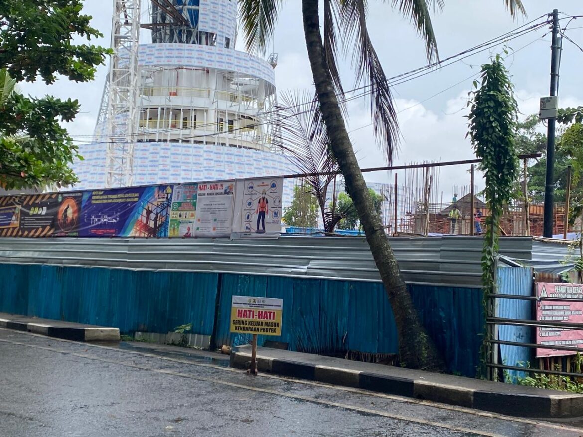 Proyeka pengerjaan rumah dinas wali kota ditutupi pagar seng.