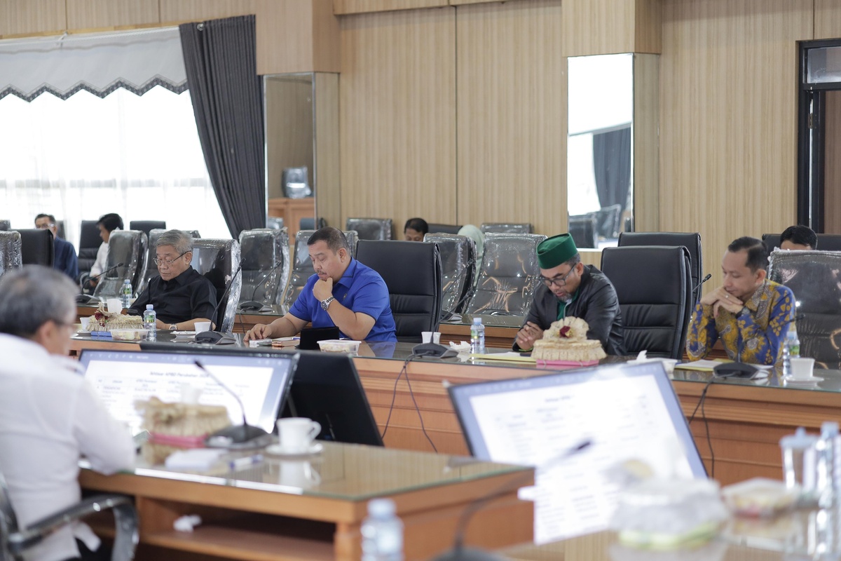 Sejumlah anggota Banggar DPRD Provinsi Kalsel yang hadir dalam rapat anggaran membahas kelanjutan pembangunan jembatan Pulau Laut.(foto : humasdprdkalsel)