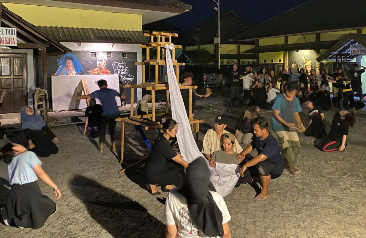Para penari sedang melakukan latihan yang akan mengisi acara pembukaan Porwanas XIV pada 20 Agustus 2024 di Gedung Olahraga (Gelora) Paman Birin, Banjarbaru. (foto: Iman Satrai/brt)