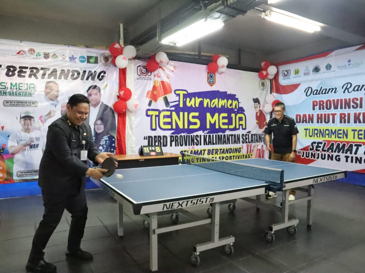 Sekda Provinsi Kalsel, Ir Roy Rizali Anwar, ST, MT melakukan pemukulan bola pertama tanda dimulainya turnamen tenis meja terbuka DPRD Provinsi Kalsel.(foto : ist)