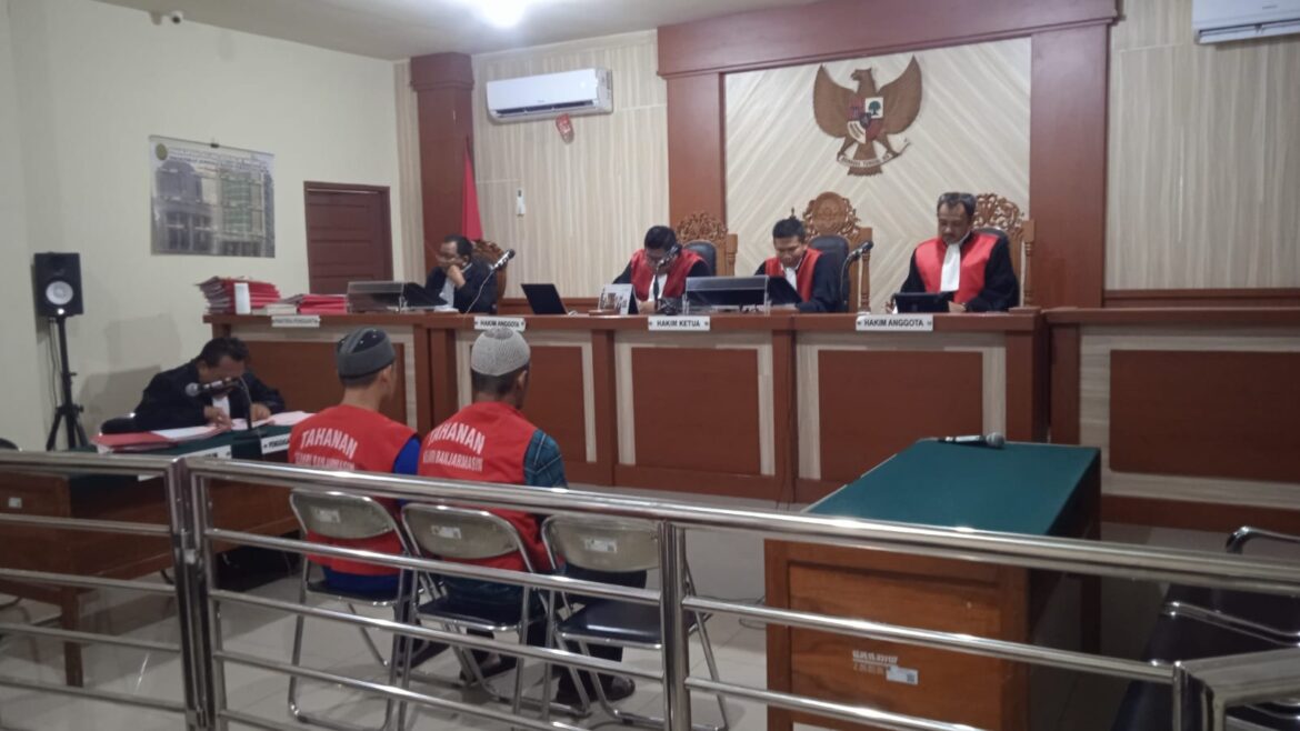 Dua terdakwa pencuri laptop di SDN Basirih 5 saat mendengarkan vonis majelis hakim