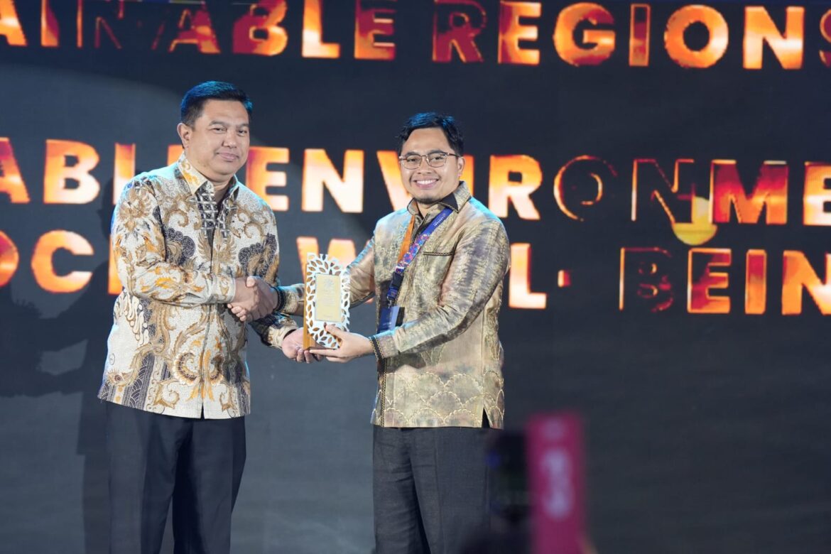 Bupati Aulia Terima Penghargaan Lestari Award
