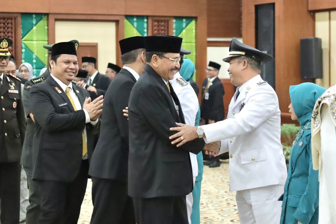 Ketua DPRD Provinsi Kalsel, Dr (HC) H Supian HK, SH, MH bersama undangan lainnya memgucapkan selamat kepada dua Pj Bupati yang telah dilantik oleh Gubernur Kalsel H Sahbirin Noor.(foto : humasdprdkalsel)