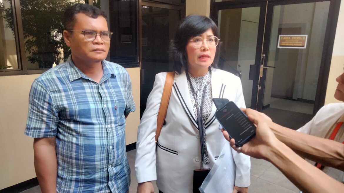 Eliwati Saragih dan suami korban dugaan malpraktek di RSUD Ulin saat keluar daii ruang mediasi PN Banjarmasin.