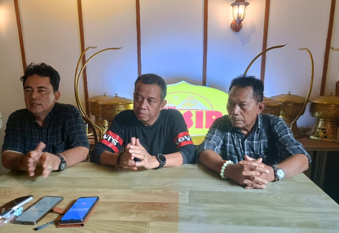 ISAI Panantulu, SH., MH (kiri) saat mendampingi Calon Walikota Independen,Anang Misran (tengah) memberikan keterangan pers kepada wartawan (foto Mercy)