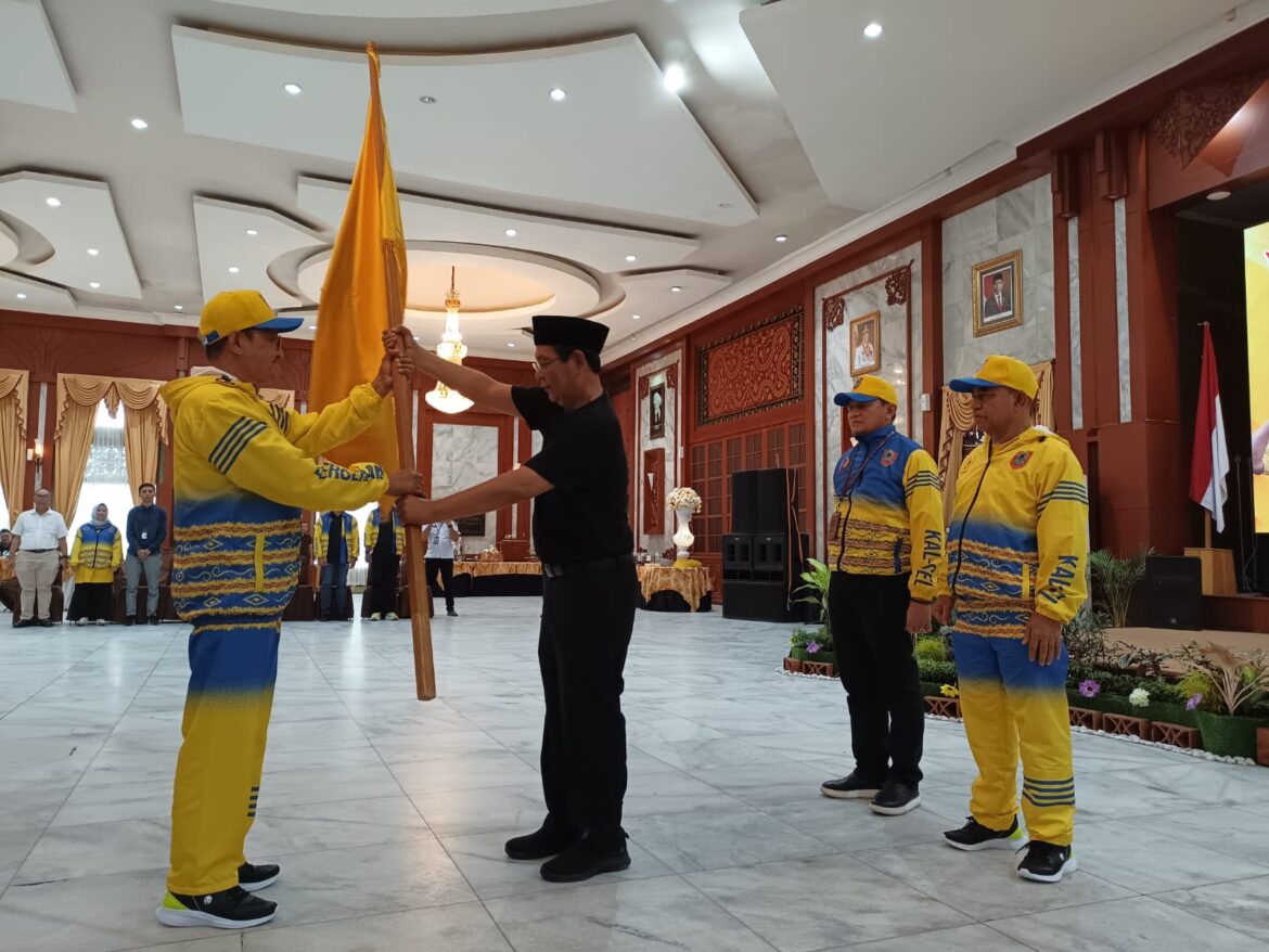 Gubernur Kalsel H Sabirin Noor (kanan) menyerahan bendera pataka kepada Ketua Kontingen PON XXI Kalsel, Gusti Perdana Kusuma, Rabu (28/8/2024) di Gedung Mahligai Pancasila, Banjarmasin. (foto: Tolah/brt)