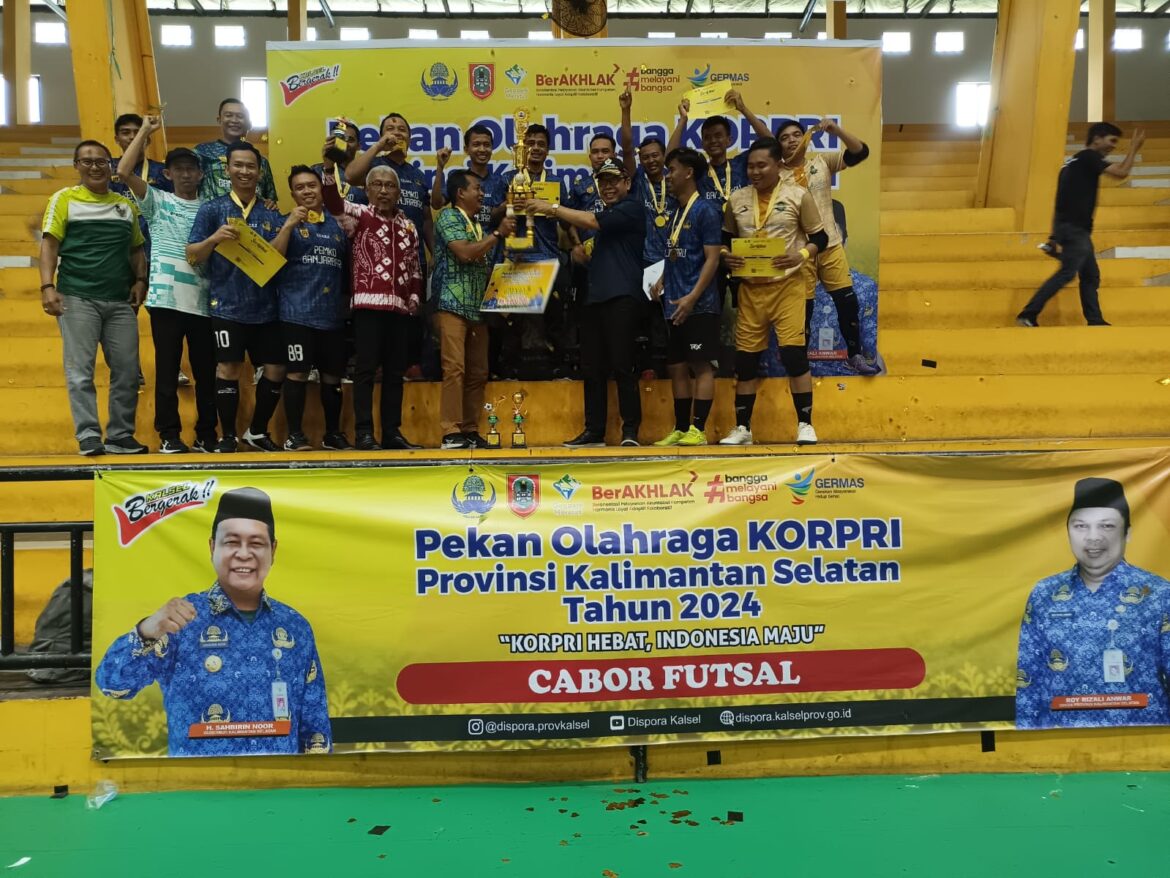 Tim futsal Banjarbaru mendapat pengalungan medali emas POR Korpri Kalsel 2024. (foto: Tolah/brt)
