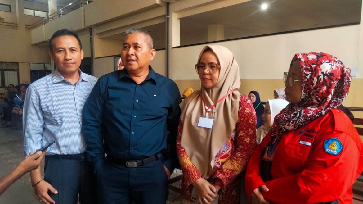Kuasa hukum Taufik Muchfayana SH dan tim serta Kepsek dimana terdakwa mengajar kembali meminta agar oknum guru D dibebaskan.
