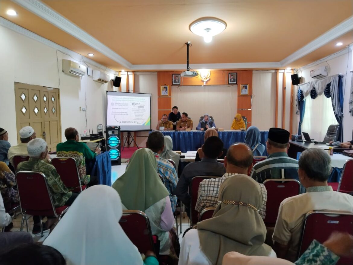 SOSIALISASI PROGRAM - Kepala BPJS ketenagakerjaan Banjarmasin Murniati saat memberikan sosialisasi manfaat program JKK dan JKM kepada puluhan ketua RT Kelurahan Kebun Bunga dan Benua Anyar di Kantor Kecamatan Banjarmasin Sekatan, Selasa (13/8/2024) pagi