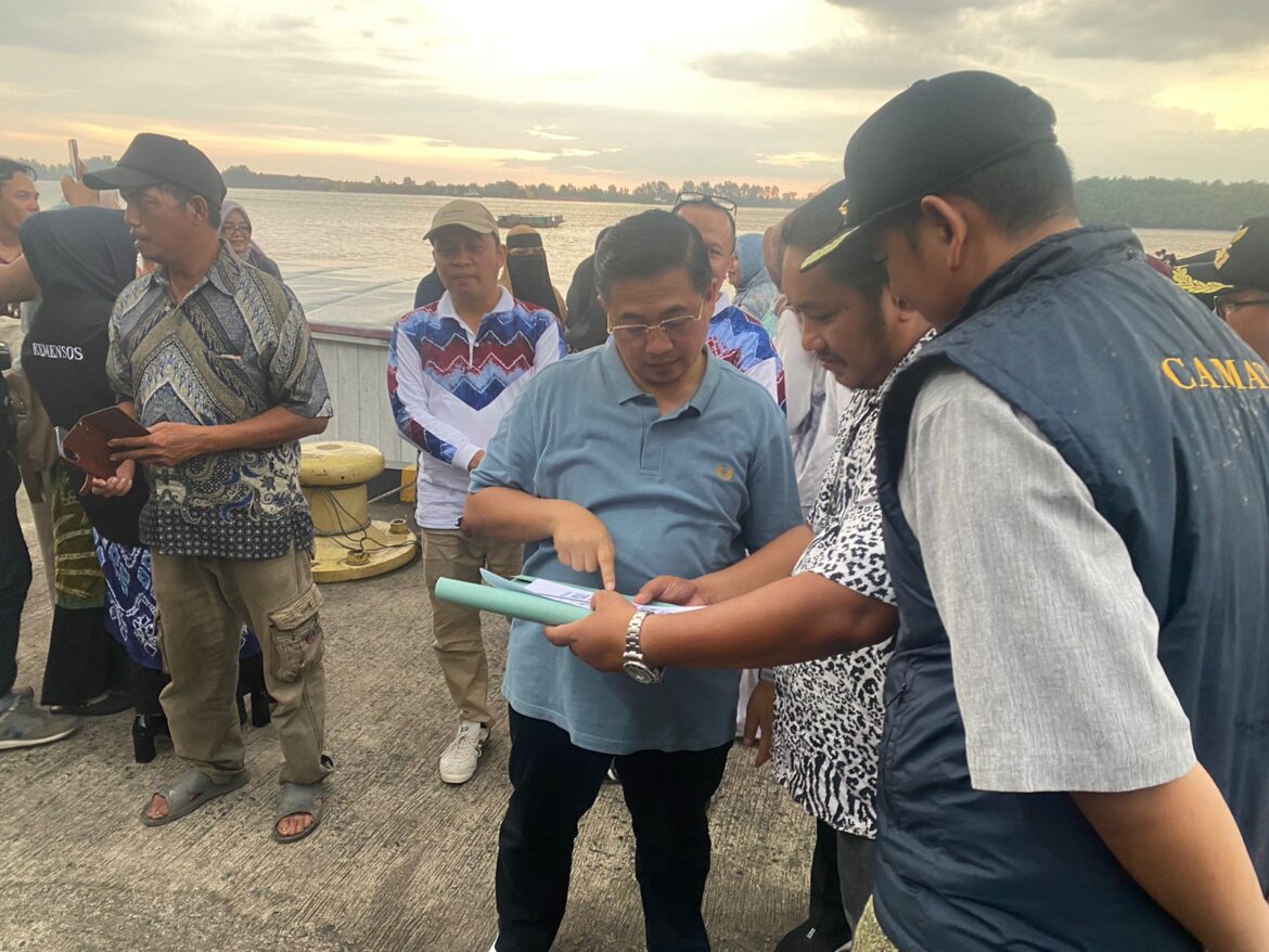 Wali Kota Banjarmasin, Ibnu Sina ditunjukan rencana pengembangan kawasan Dermaga Banjar Raya.