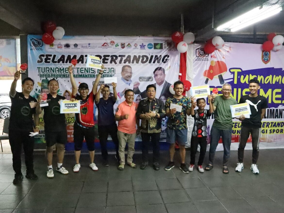 Sekretaris DPRD Provinsi Kalsel Muhammad Jaini, SE, MAP didampingi Pembina PTMSI Provinsi Kalsel Muhaimin foto bersama para juara kategori ganda eksternal.(foto : ist)