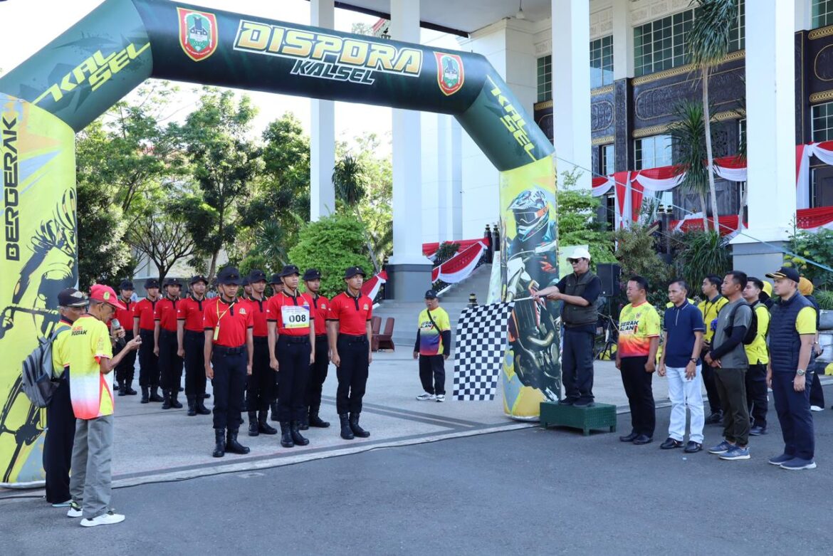 Gubernur Provinsi Kalimantan Selatan Sahbirin Noor melepas peserta lomba gerak jalan 20 kilometer, Minggu (11/8/2024) di halaman Kantor Sekda Provinsi Kalsel, Banjarbaru. (foto: Tolah/brt)