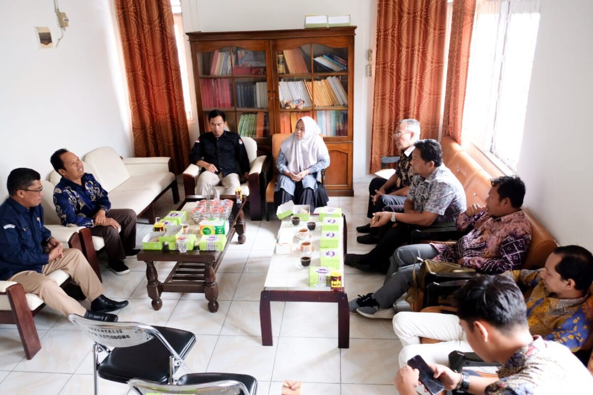 Komisi I DPRD Provinsi Kalsel melakukan pemantauan kesiapan pelaksanaan Pilkada Tahun 2024 di Kantor KPU Kabupaten Tabalong.(foto : humasdprdkalsel)