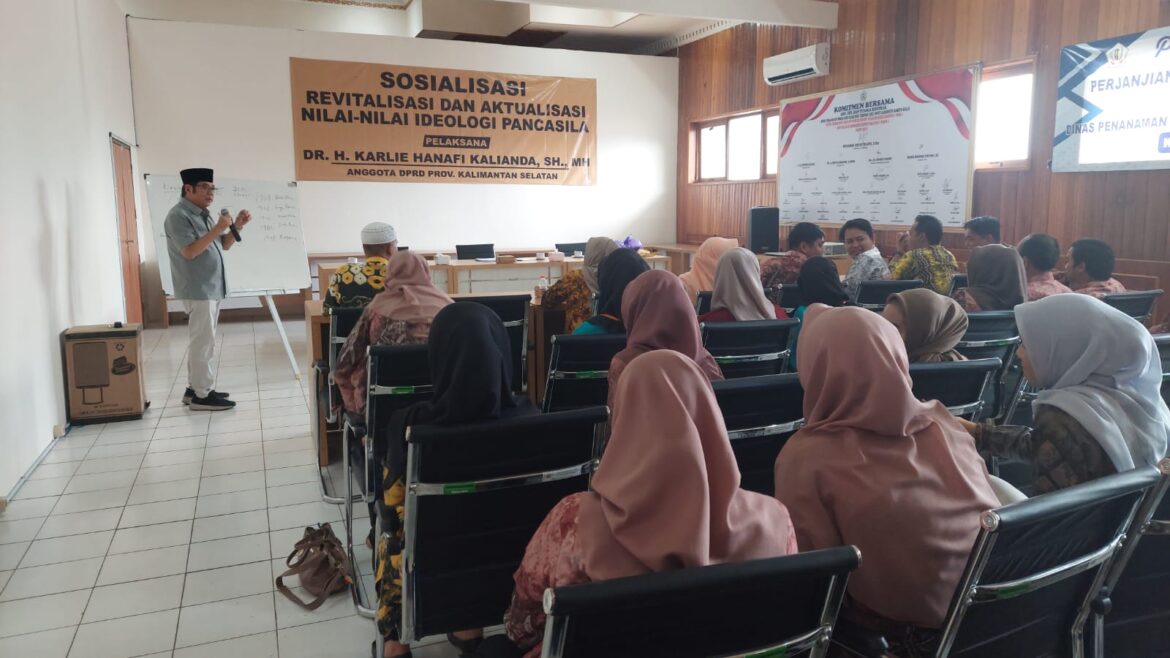 Anggota Komisi II DPRD Provinsi Kalsel Dr H Karlie Hanafi Kalianda, SH, MH saat memaparkan tentang nilai-nilai Ideologi Pancasila di Kantor Dinas Penanaman Modal dan Perijinan Terpadu Satu Pintu (DPMPTSP) Kabupaten Batola di Marabahan, Kamis (8/8/2024).(foto : ist)