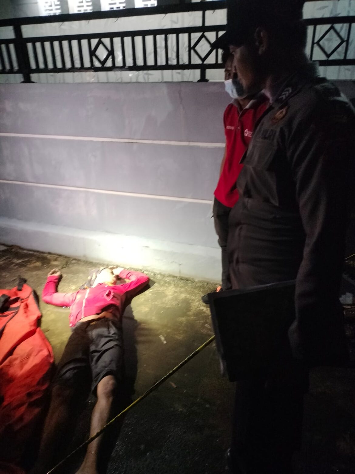 MENINGGAL DUNIA - Seorang buruh harian lepas bernama Nandrian Fahlevi (32) ditemukan meninggal dunia, tergeletak di Jalan Cempaka XI RT 05 RW 01 tepatnya di depan pos Jaga malam Kelurahan Mawar Kecamatan Banjarmasin Tengah, Selasa (30/7/ 2024) malam sekitar pukul 19.00 Wita. (foto:ist)