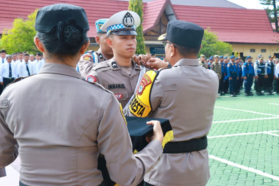 CEK PERSONIL - Apel Gelar Pasukan Operasi Mantab Praja Intan 2024 ditandai dengan pemasangan pita kepada salah satu anggota oleh Kapolresta Banjarmasin Kombes Pol Cuncun Kurniadi, Jumat (23/8/2024) pagi. (Ist)