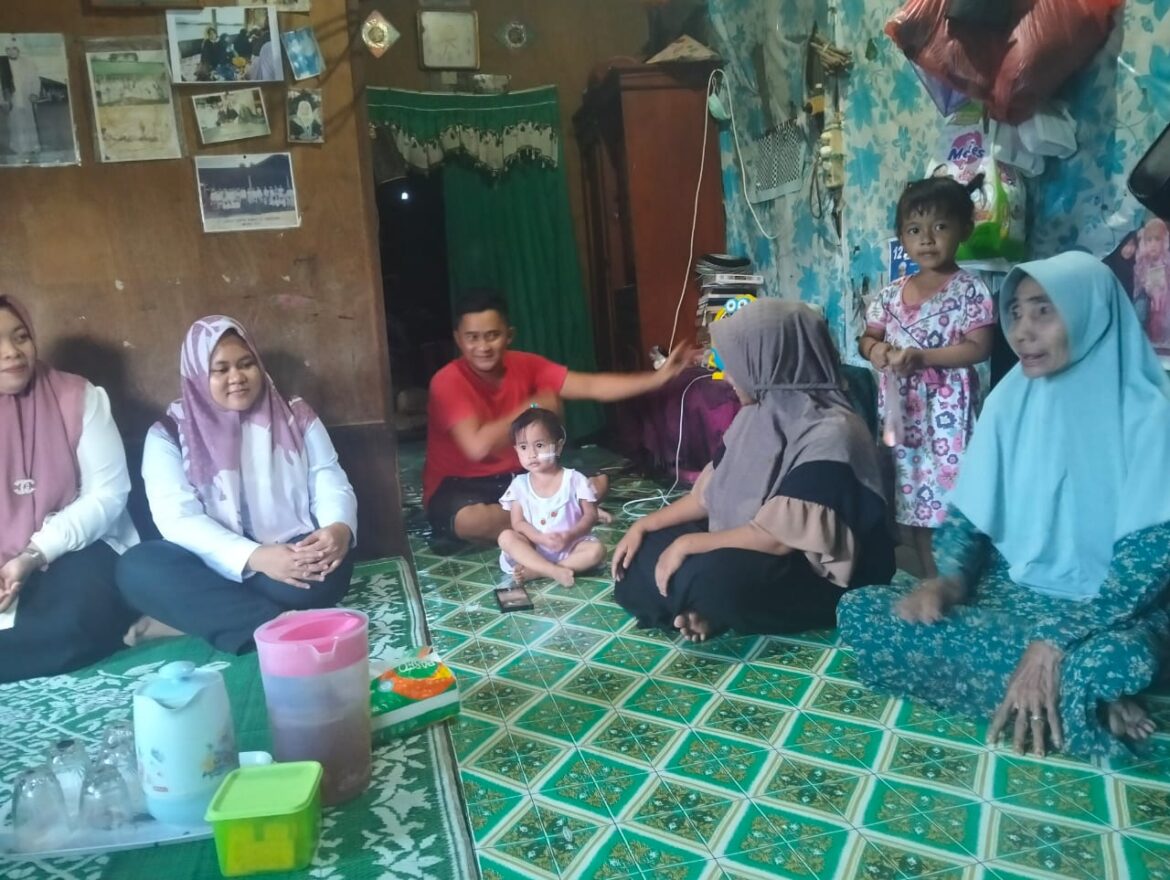 Dinas Sosial Kabupaten HST lakukan kunjungan kepada pasien jantung bocor di Desa Kambat Utara, Kecamatan Pandawan.(foto : yufanata/brt)