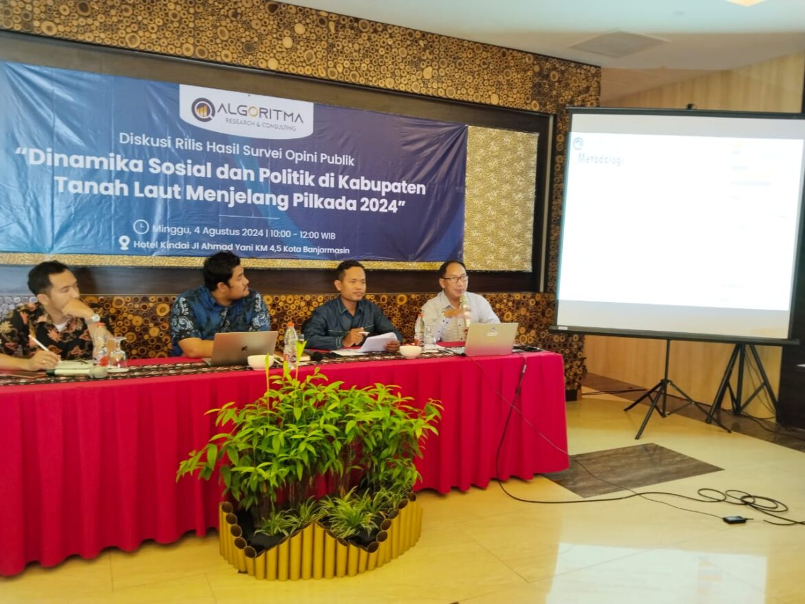 HASIL SURVEY - Fajar Nursahid (kanan) selaku Direktur Riset dan Program Lembaga Riset dan Konsultansi Politik ALGORITMA, menyampaikan hasil proyeksi angka elektoral figur calon bupati dan wakil bupati Kabupaten Tanah Laut (Tala), menghadapi Pilkada pada 27 November 2024 sudah mengerucut menjadi beberapa nama, Minggu (4/8/2024). (foto:sum/brt).