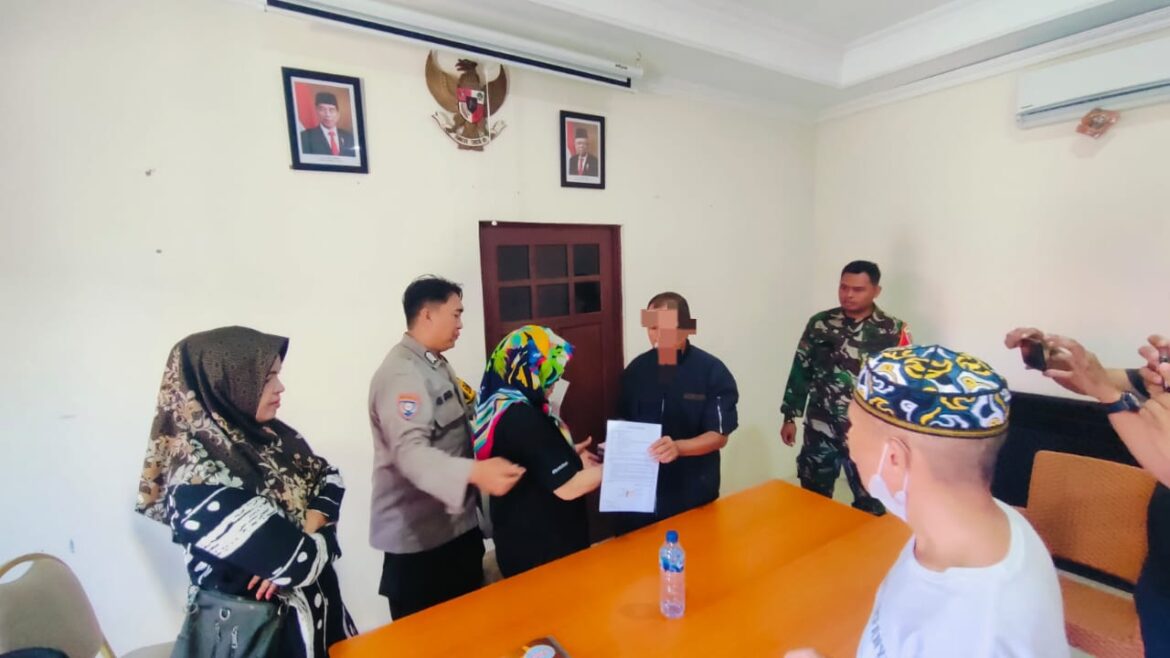 BERAKHIR DAMAI - Persoalan yang dapat diselesaikan dengan secara kekeluargaan atau Problem Solving, antara M seorang juru parkir dengan pemilik lahan parkir Arbainah berakhir damai di Mapolsek Banjarmasin Tengah, Jumat (2/7/2024). (foto:ist)