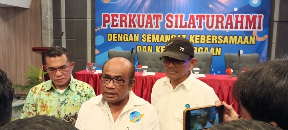 Ketua ALFI/ILFA Provinsi Kalsel Saut Nathan Samosir, didampingi Sekretarisnya  Tularno dan Wakil Ketuanya Hamdani (foto:baritopost)