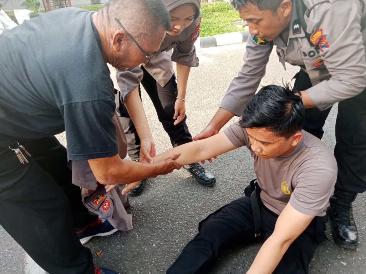 ANGGOTA TERLUKA - Akibat unras mahasiswa di depan DPRD Kalsel yang diamankan pihak kepolisian, dua anggota terluka, Jumat (23/8/2024) sore. (foto:ist)