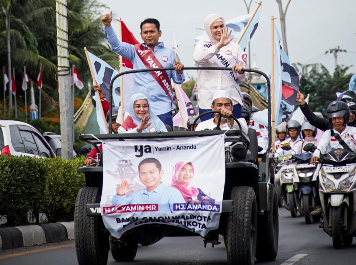 Calon Walikota HM Yamin HR dan Calon Wakil Walikota Banjarmasin Hj Ananda Saat Mendaftar ke KPU Banjarmasin (foto:istimewa)