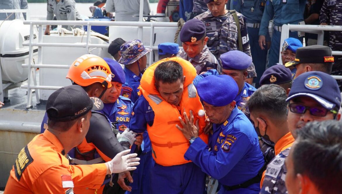 EVAKUASI PENUMPANG -Anggota Dit Polairud Polda Kalsel saat turut serta dalam evakuasi Penumpang dan Kru KM Niki Sejahtera yang Terbakar, Kamis (1/8/2024) siang. (foto:ist)