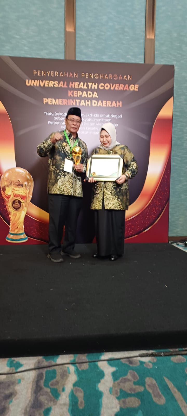 Gubernur Kalsel H Sahbirin Noor atau Paman Birin dan Ketua TP PKK Kalsel Hj Raudatul Jannah yang turut menerima UHC Award Tahun 2024, Kamis (8/4) di Krakatau Ballroom TMII Jakarta. (foto ist/brt)
