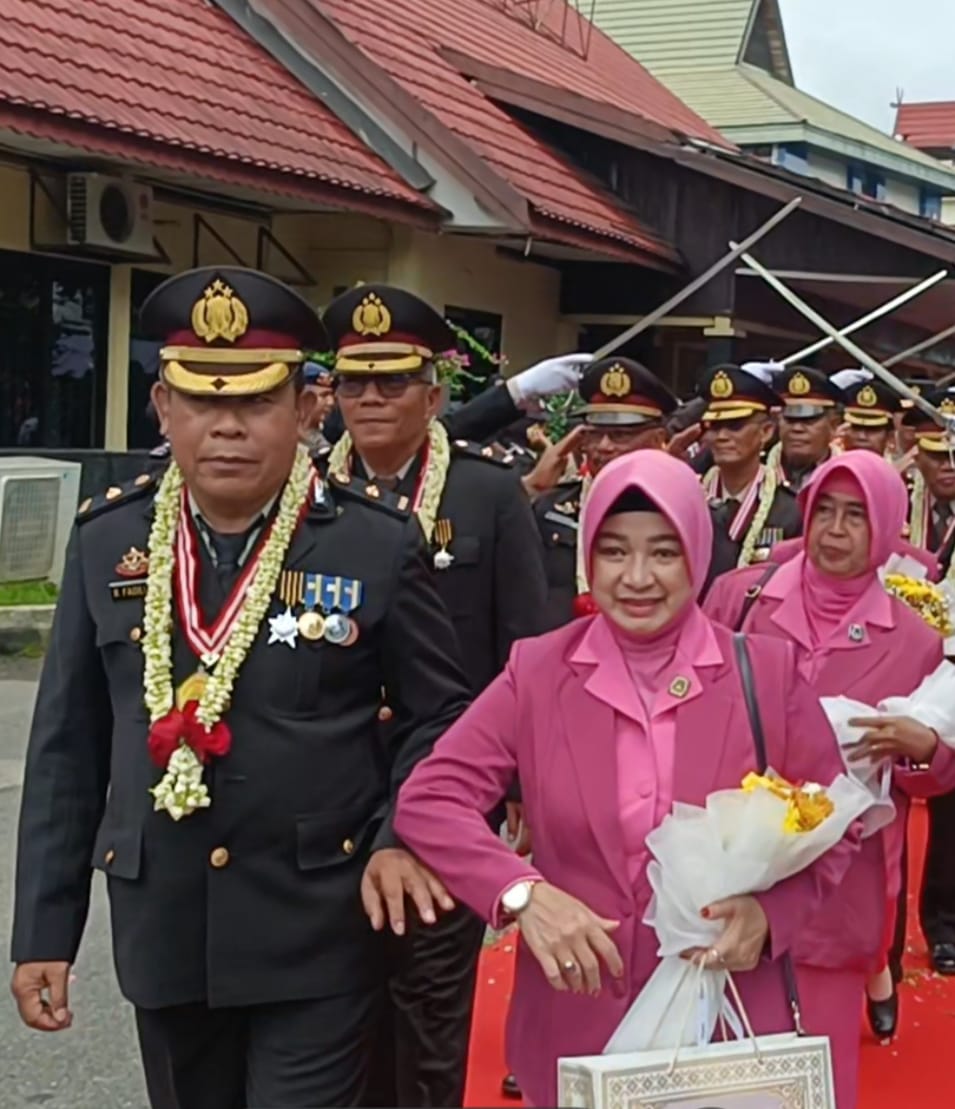 Kompol (Purn) Rachmad Fadillah bersama purnawirawan lainnya dilepas Kapolda Kalsel melalui acara tradisi pedang pora (foto Mercy)