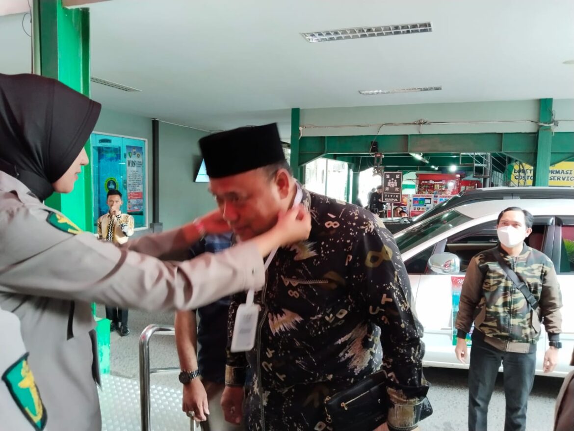 DISAMBUT PETUGAS - Calon Wakil Bupati HSU Surya Iman Wahyudi saat baru datang ke RS Bhayangkara Hoegeng Imam Santoso Banjarmasin saat disambut petugas medis setempat, Jumat (30/8/2024) siang.