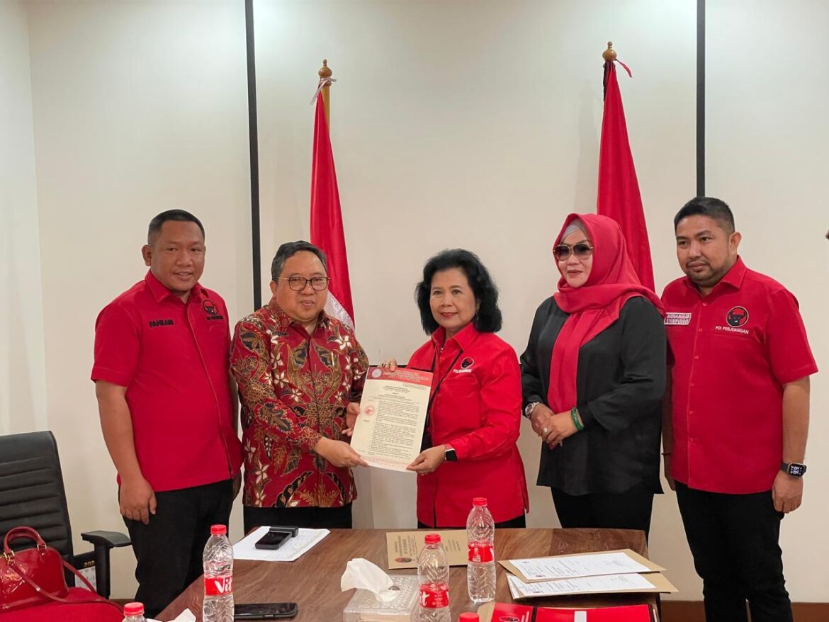 Calon Bupati Banjar H Syaifullah Tamliha saat menerima SK DPP PDIP Nomor 1261/KPTS/DPP/VIII/2024 di Jakarta dihadiri Ketua DPC PDIP Kabupaten Banjar Fahrani dan Ketua DPD PDIP Provinsi Kalsel Muhammad Syaripuddin.(foto : ist)