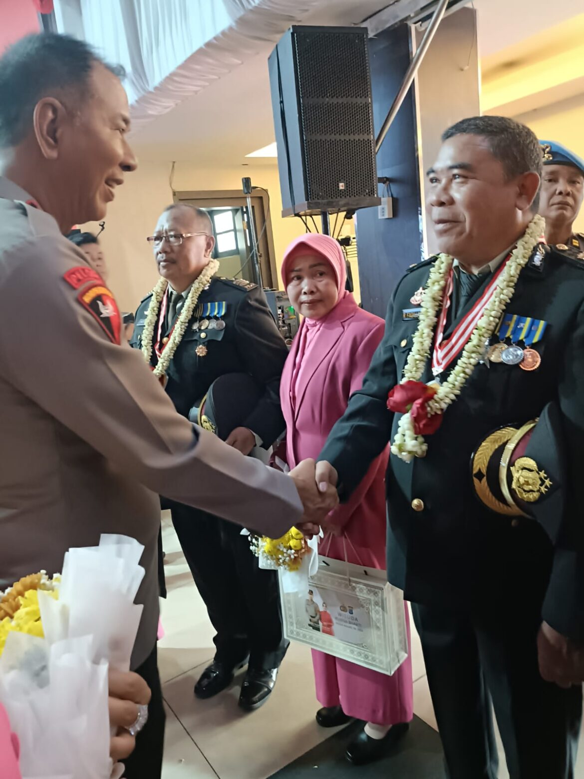 KOMPOL (Purn) Rachmad Fadillah usai pengalungan medali dari Kapolda Kalsel Irjen Pol Winarto (Foto Mercy )