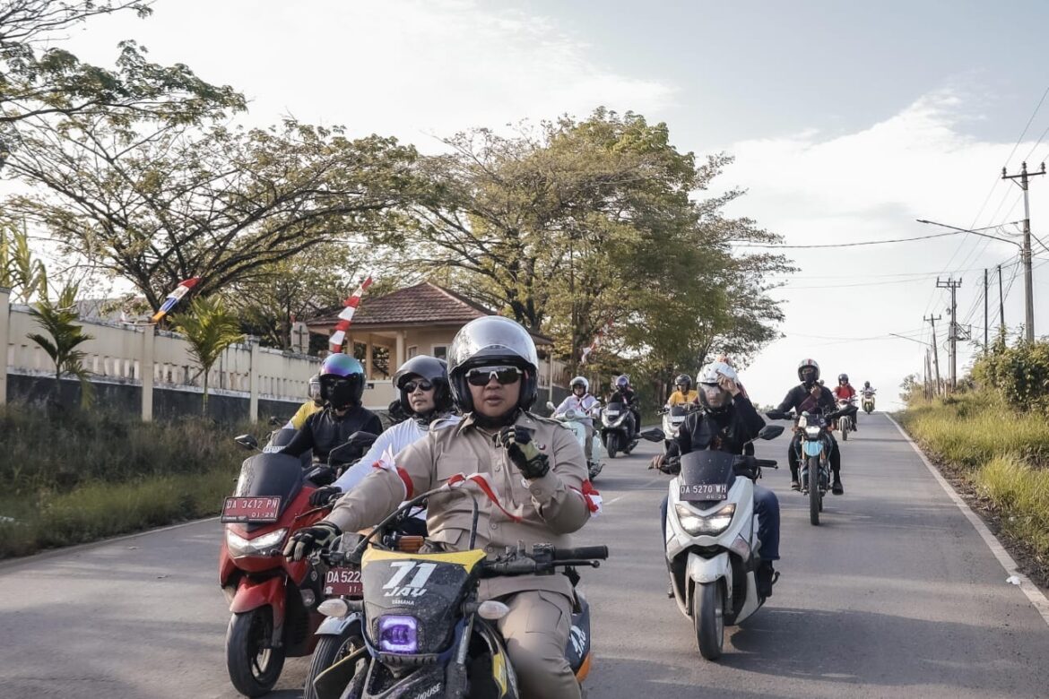 Sekretaris DPRD Provinsi Kalsel Muhammad Jaini, SE, MAP bersama para rider meriahkan Kirab Merah Putih ke-5.(foto : humasdprdkalsel)
