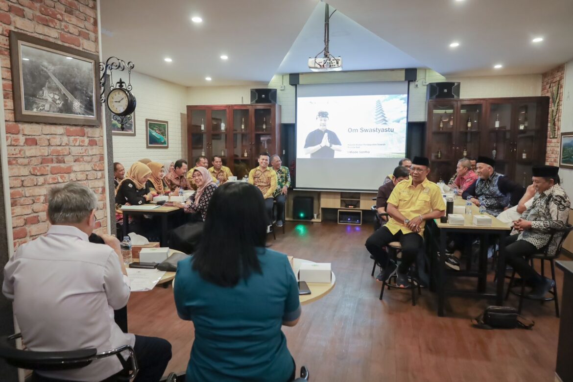 Rombongan Komisi II DPRD Provinsi Kalsel kaji tiru ke Bappeda Provinsi Bali untuk permudah pembayaran PKB dan peningkatan PAD.(foto : humasdprdkalsel)