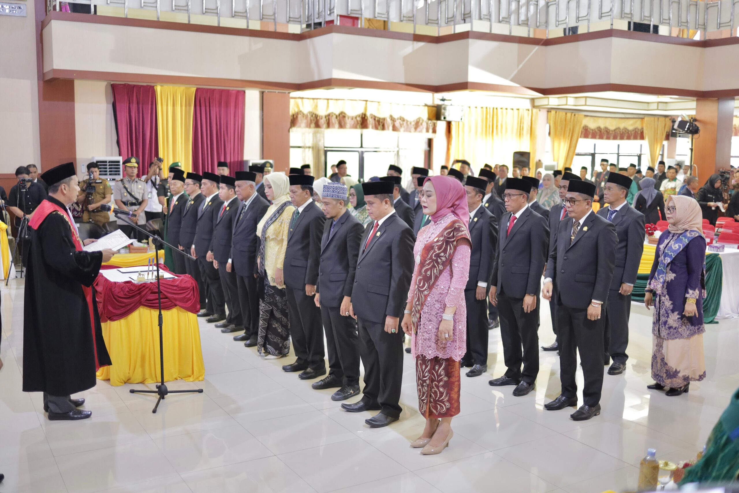Sebanyak 30 anggota DPRD Kabupaten HSU masa jabatan 2024-2029 resmi dilantik dengan pengucapan sumpah/janji yang berlangsung di Aula KH Dr Idham Chalid Amuntai.(foto : humasdprdkalsel)