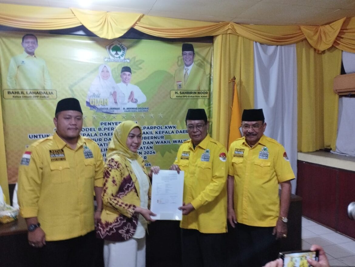 Calon Walikota Banjarbaru Erna Lisa Halaby didampingi Ketua DPD Partai Golkar Kota Banjarbaru Gusti Rizky Sukma Iskandar Putera saat menerima dokuman B1-KWK yang diserahkan oleh Ketua DPD Partai Golkar Provinsi Kalsel H Sahbirin Noor didampingi Sekretaris Dr (HC) H Supian HK, SH, MH.(foto : ist)