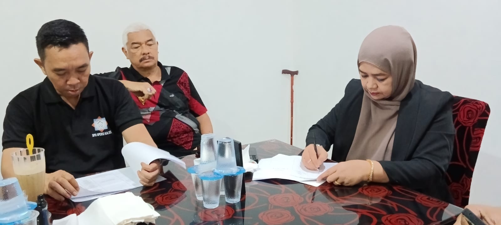 Ketua DPD Apersi Kalsel Hj Wahidah dan Sekretaris DPD Apersi Kalsel M Fikri serta Dewan Pengurus Organisasi Pusat Apersi H Mukhtar Lutfi Persiapan Rapat Apersi Kalsel