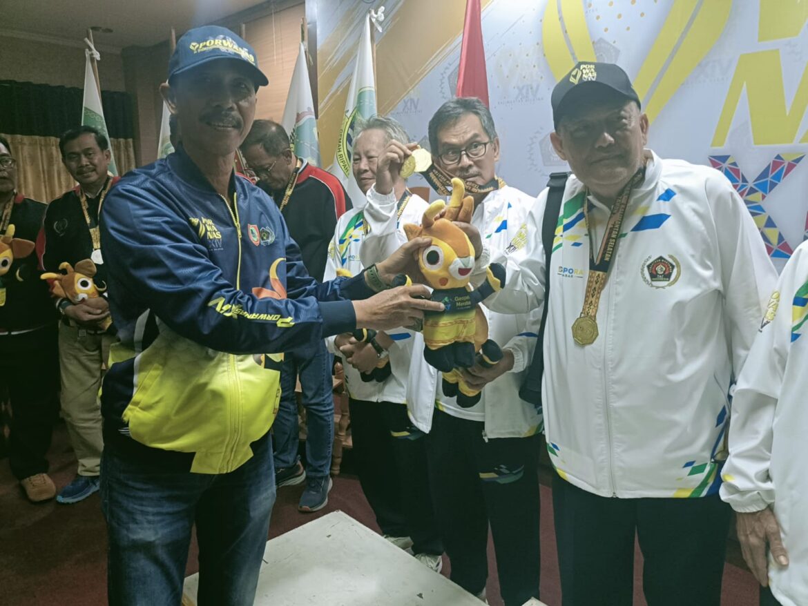 KETUA Persatuan Wartawan Indonesia (PWI) Kabupaten Tanah Bumbu (Tanbu) Slamet Riyadi ,saat menyerahkan piala kepada Tim Bridge PWI Jabar (foto Mercy)