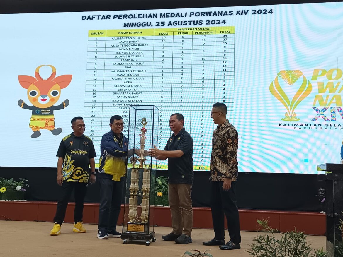 Penyerahan Piala Bergilir Porwanas yang di terima langsung Ketua PWI Kalsel, Ir Zainal Helmie, Minggu (25/8/) di Banjarmasin, Kalimantan Selatan (Kalsel). (foto: Iman Satria/brt)