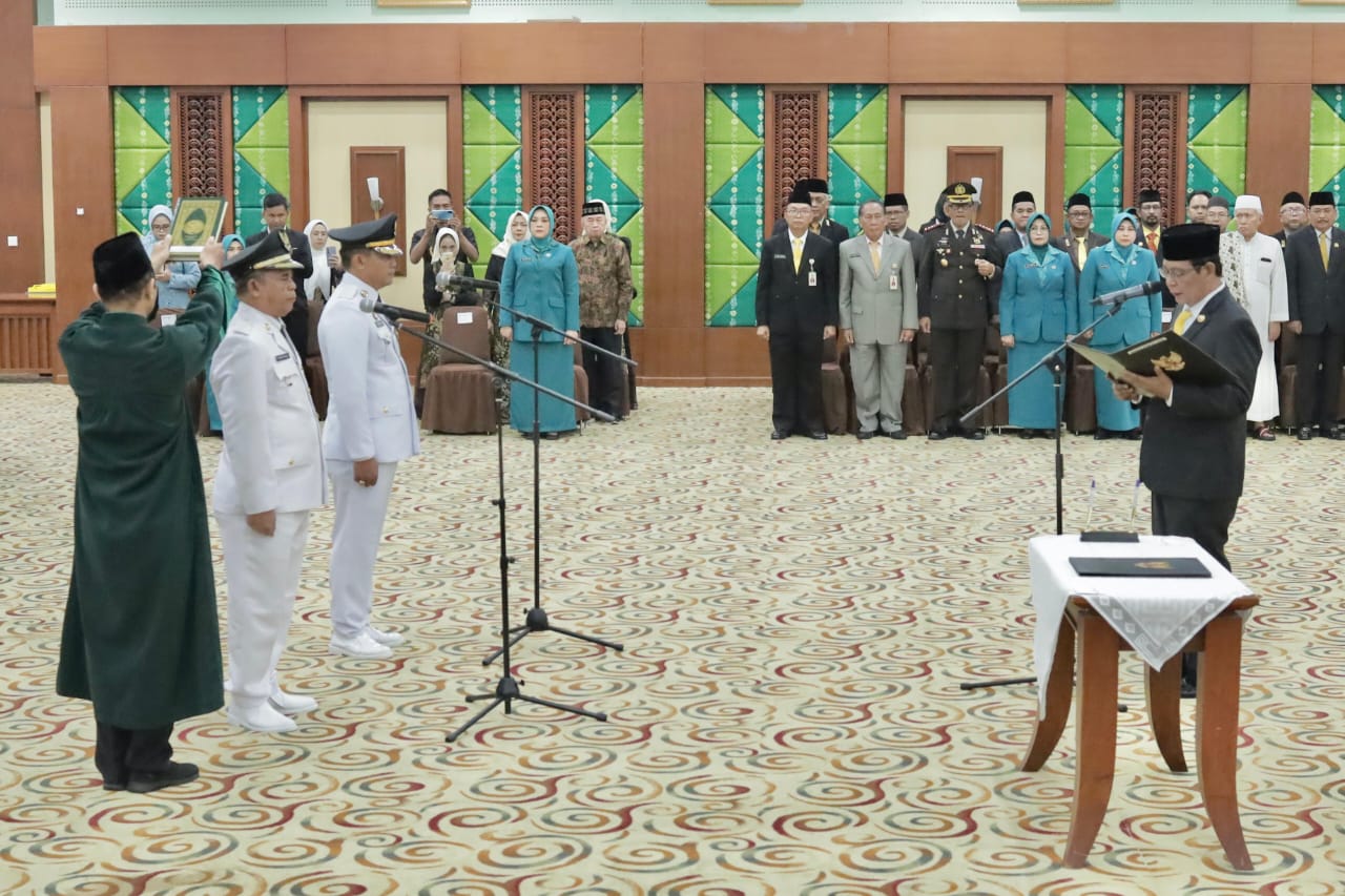 Gubernur Kalsel H Sahbirin Noor saat melantik dan mengambil sumpah Pj Bupati Batola Dinansyah, S.Sos, MM dan Pj Bupati HSS Endri, AP, MAP.(foto : humasdprdkalsel)