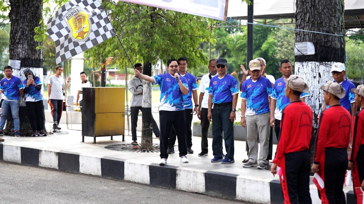 Bupati Aulia Lepas para peserta lomba gerak jalan di Taman Dwi Warna Barabai