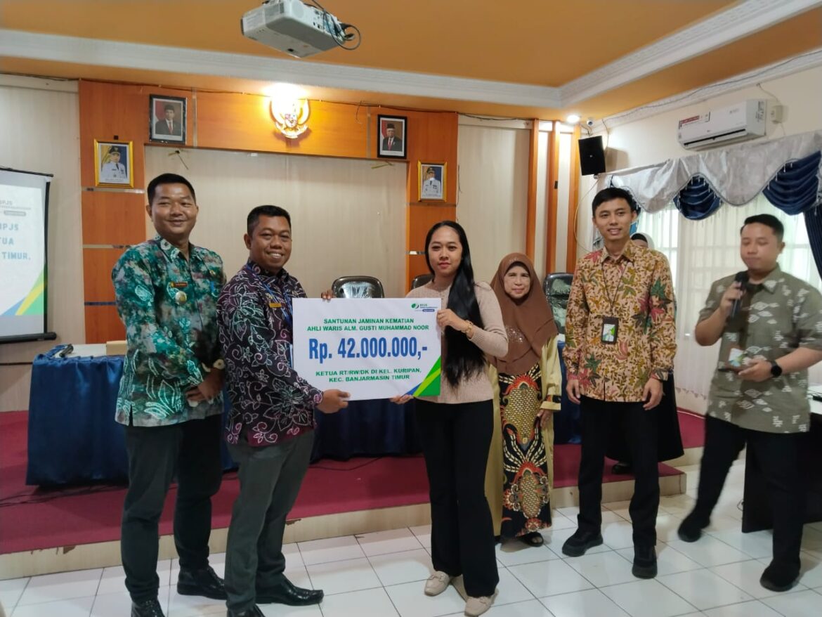 SANTUNAN JKM - Pihak BPJS Ketenagakerjaan Banjarmasin saat menyerahkan santunan klaim JKM, sebelum membekali manfaat Program terkait santunan laka kerja dan kematian, Kamis (29/8/2024). (foto:ist)
